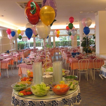 Hotel Nives Riccione Bagian luar foto