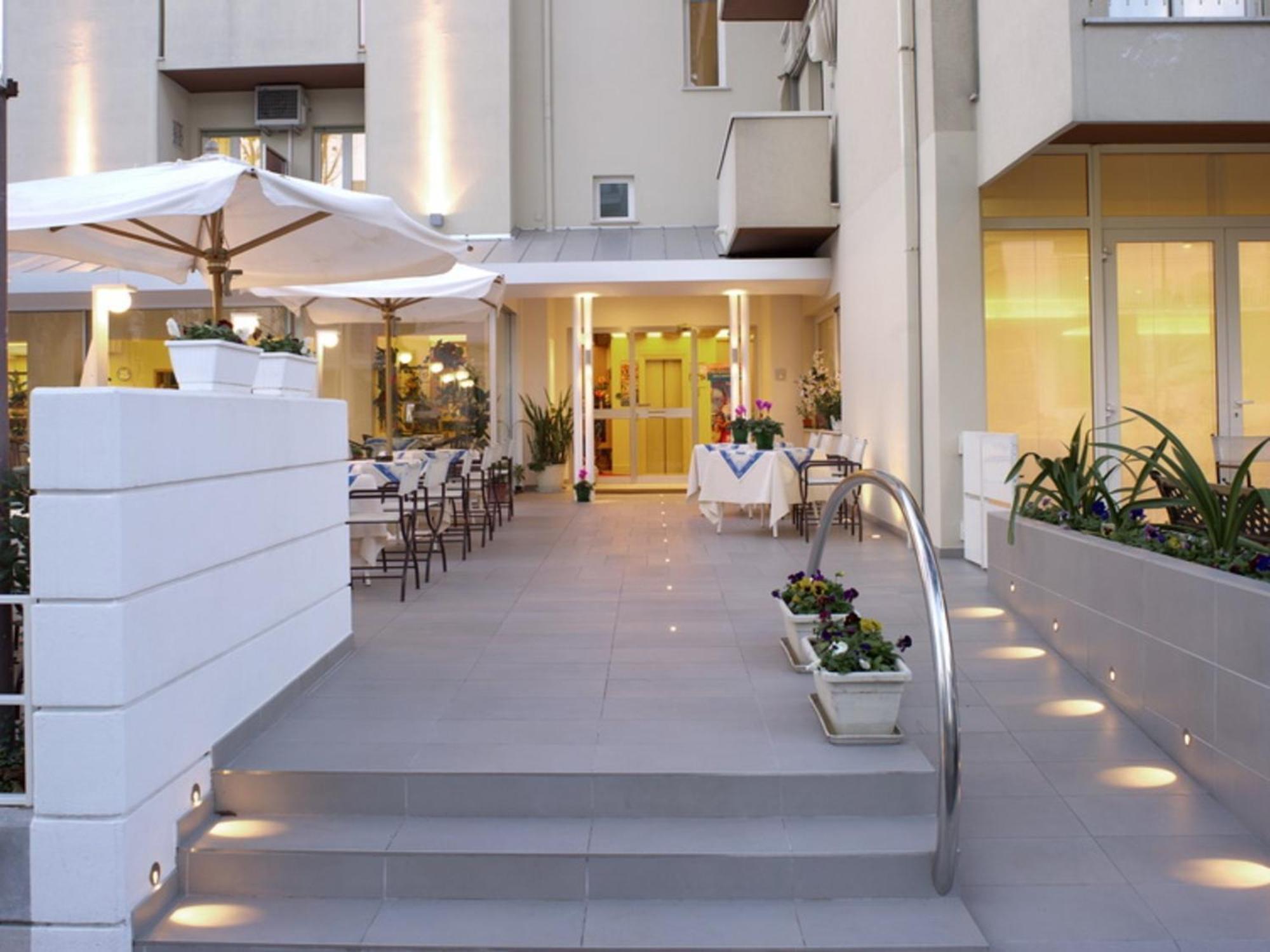 Hotel Nives Riccione Bagian luar foto