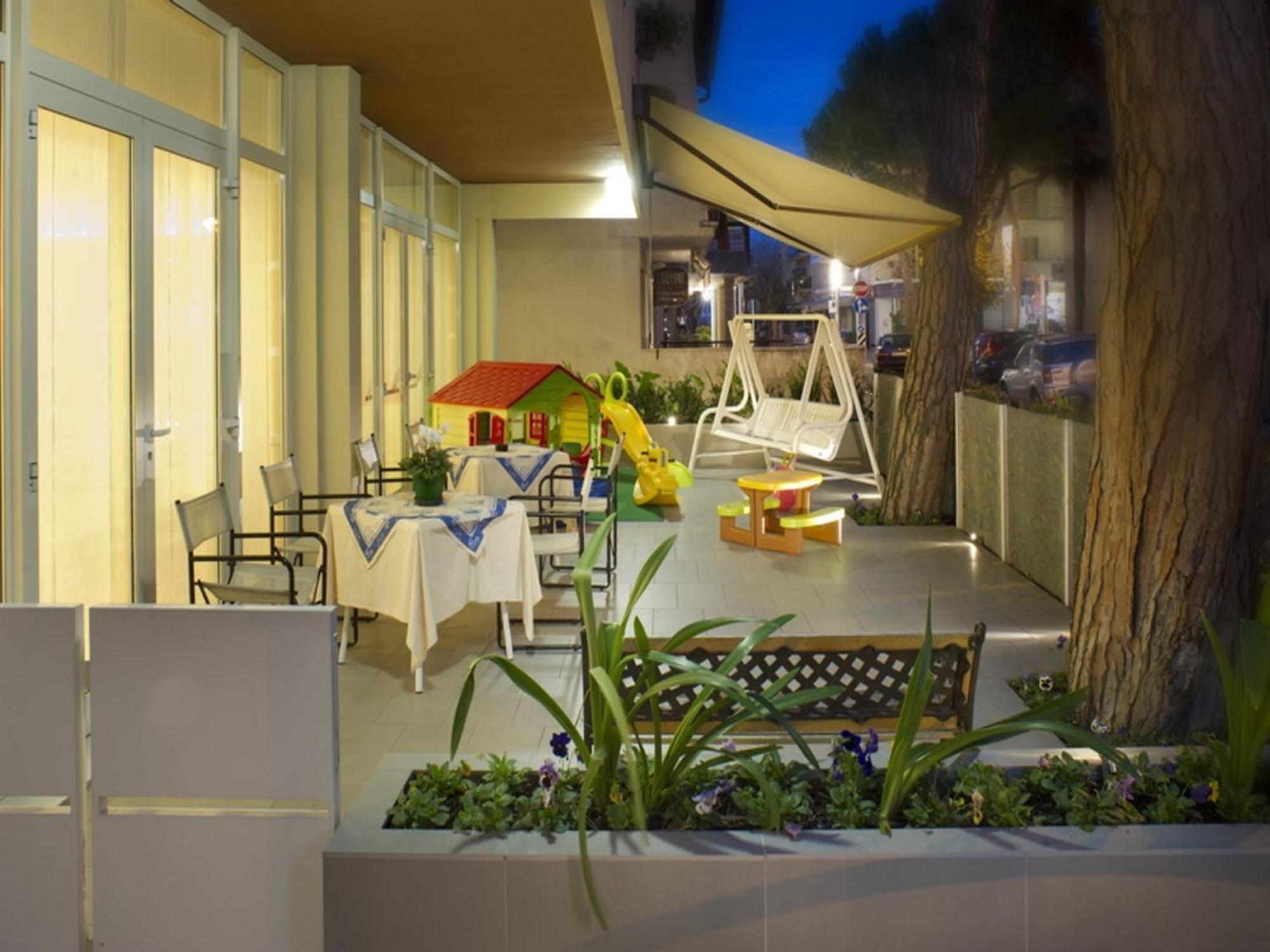 Hotel Nives Riccione Bagian luar foto