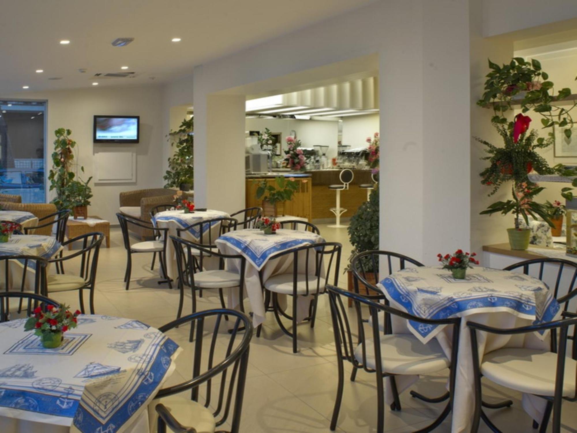 Hotel Nives Riccione Bagian luar foto