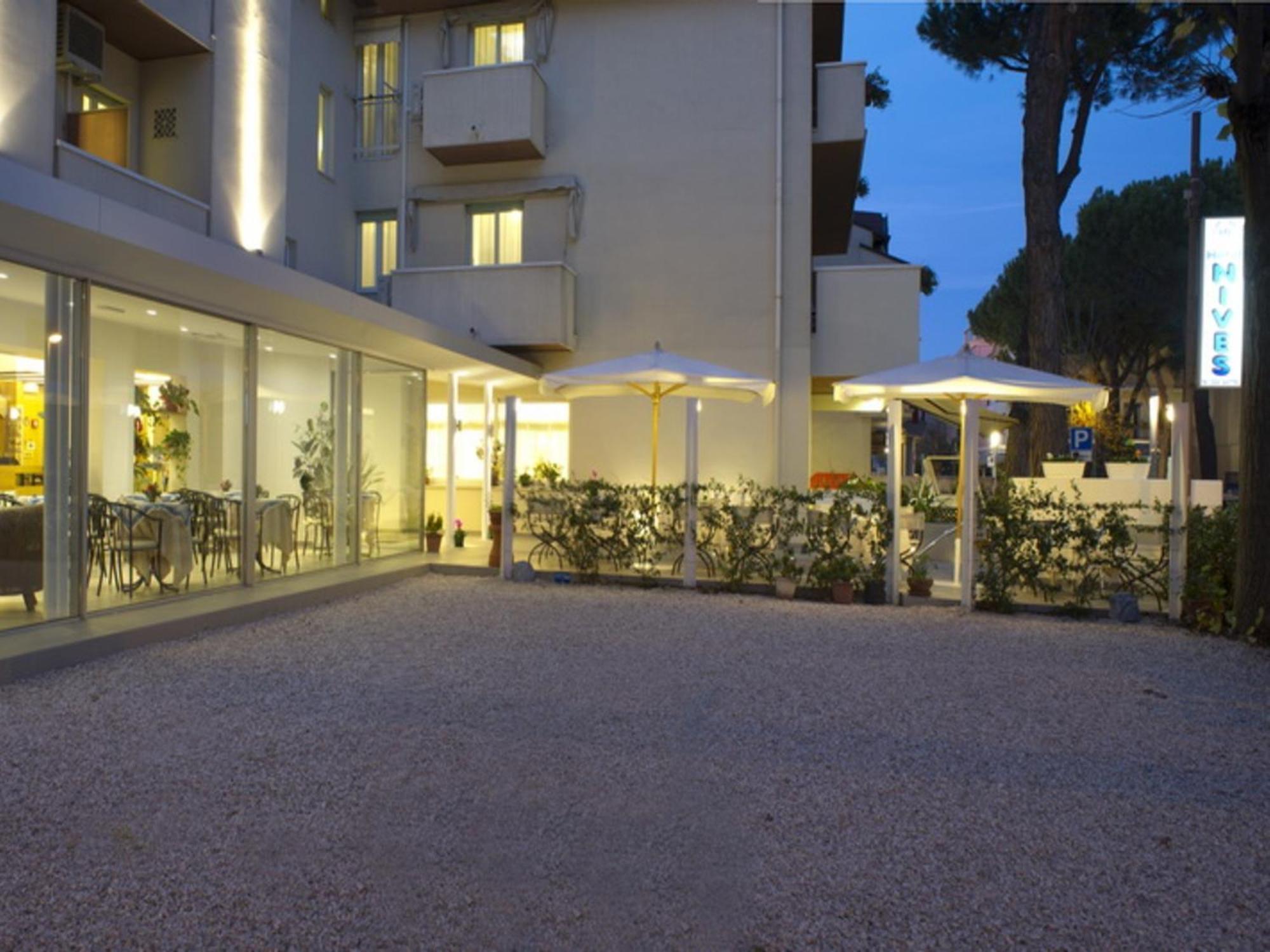 Hotel Nives Riccione Bagian luar foto