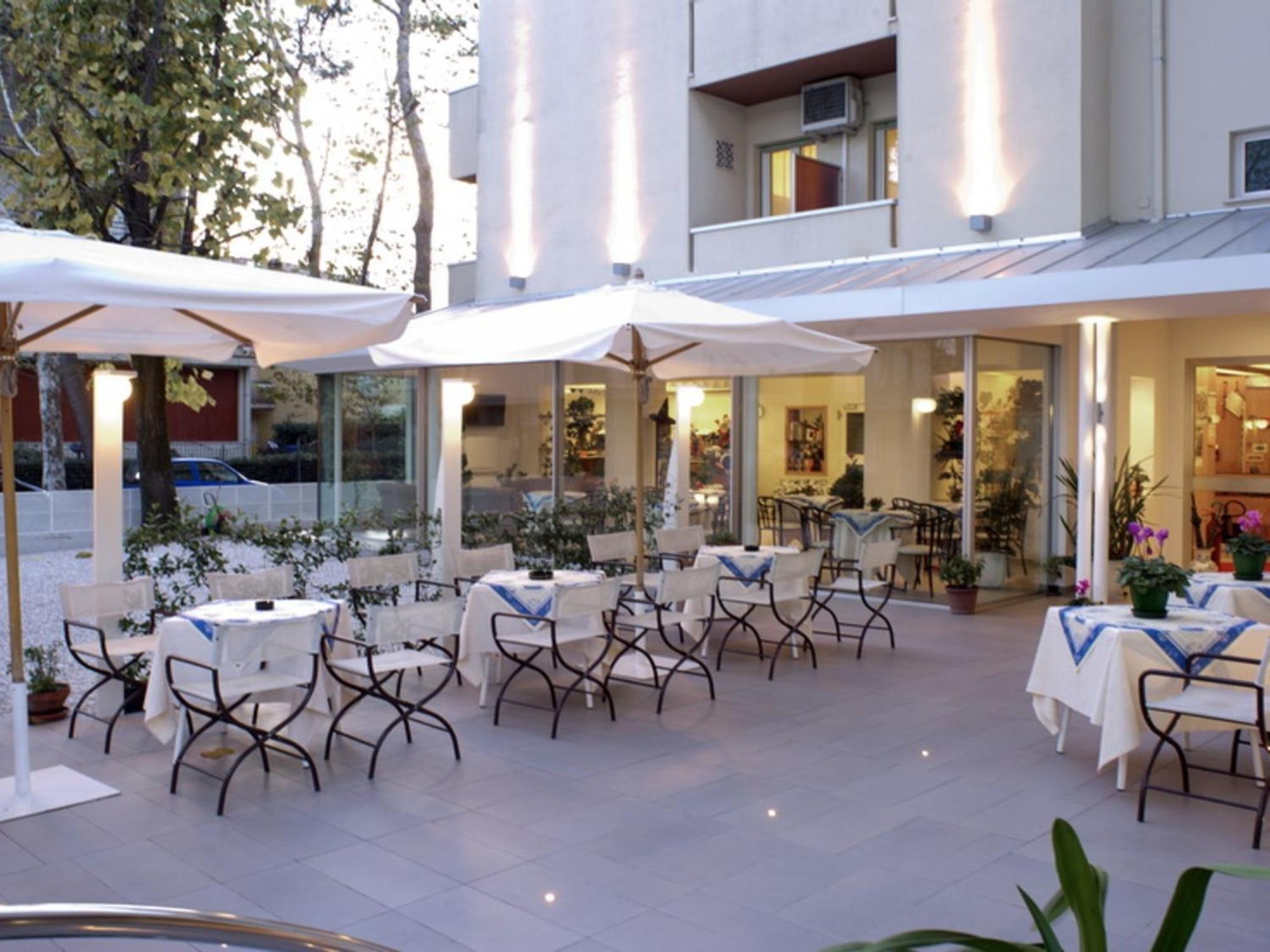 Hotel Nives Riccione Bagian luar foto